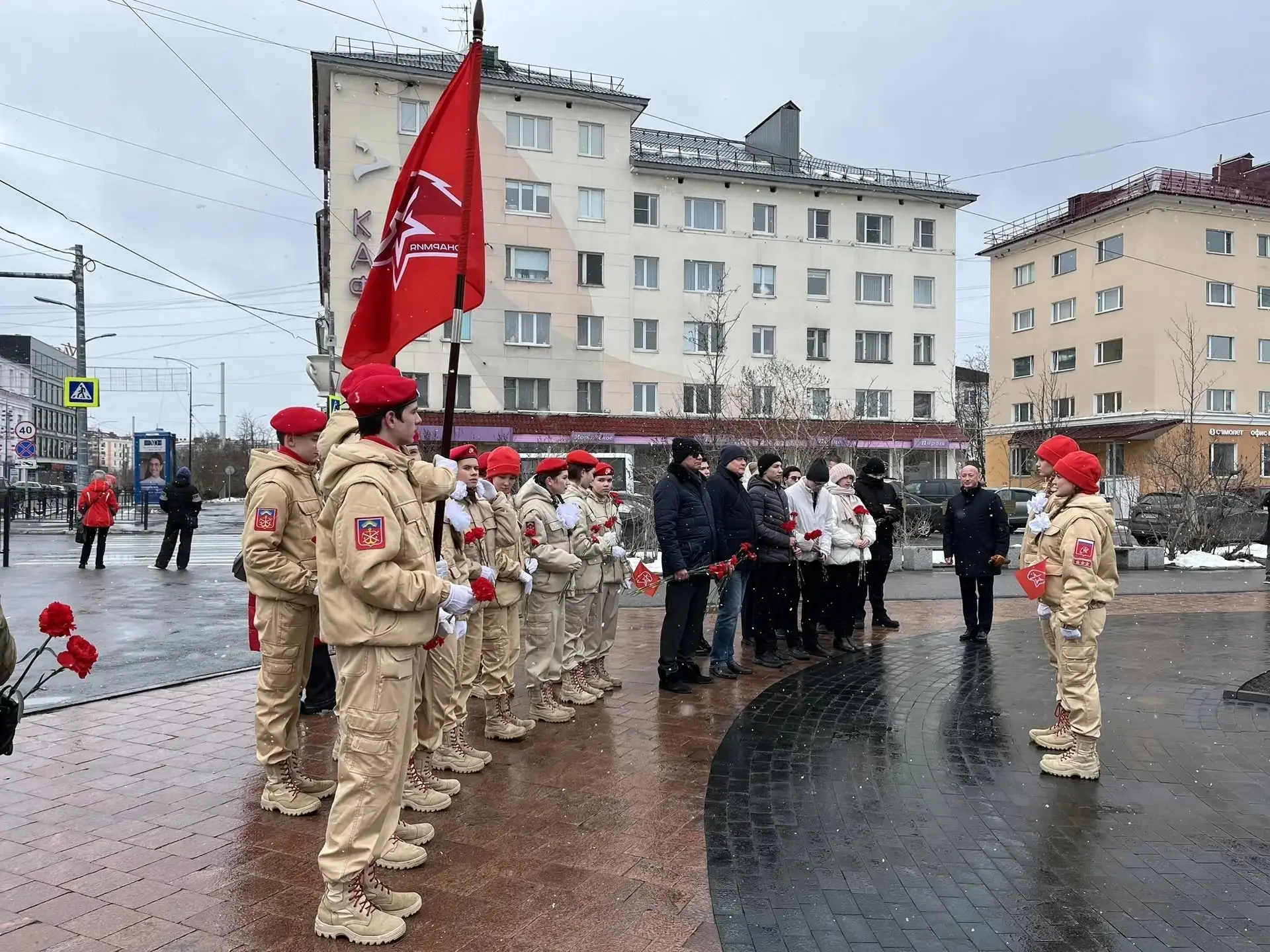 Сегодня, ЮНАРМЕЙЦЫ МБОУ г. Мурманска "Гимназия 8" приняли участие в торжественной встрече студенческ
