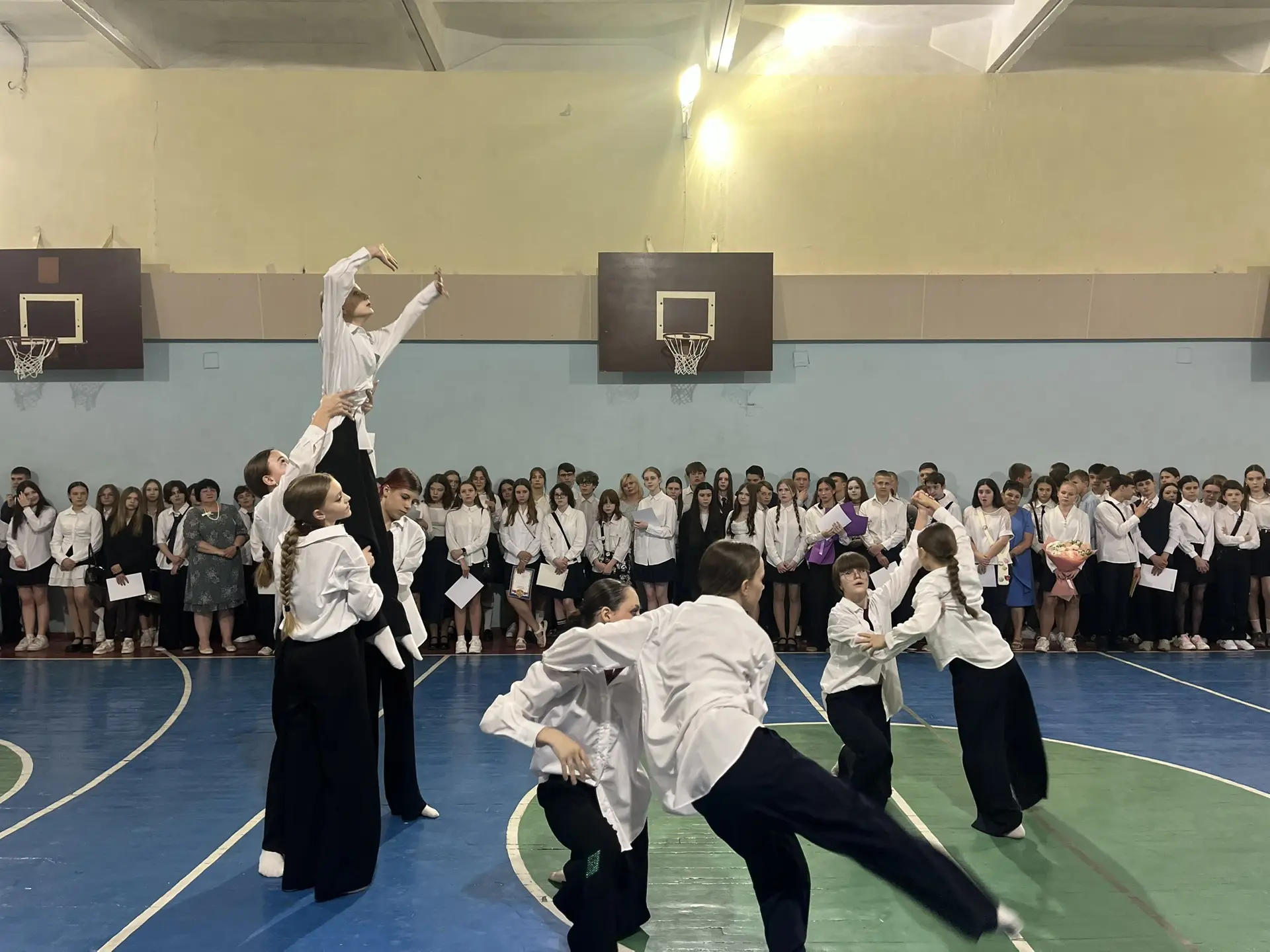 🎓✨ Сегодня в нашей школе состоялись торжественные линейки, посвященные окончанию учебного года для у
