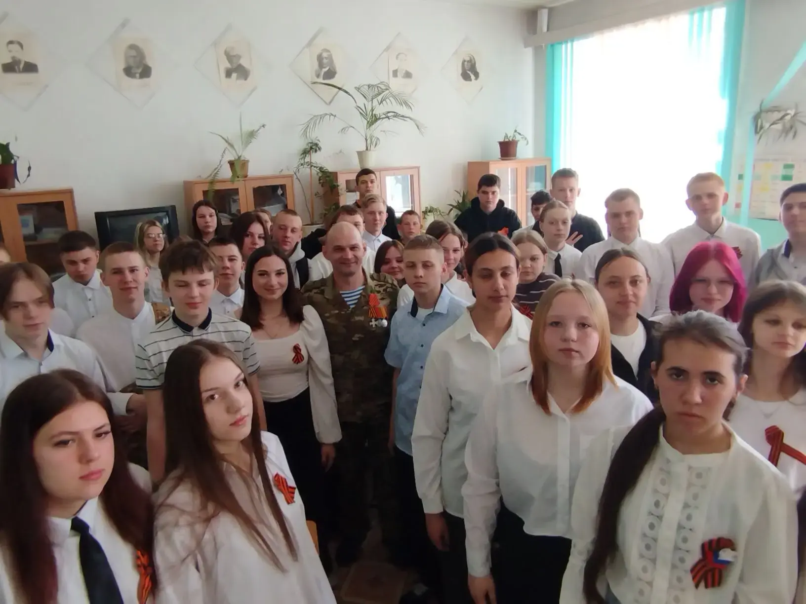 Накануне праздника Победы, в школе состоялась встреча с гвардии ефрейтором Андреем Коно...