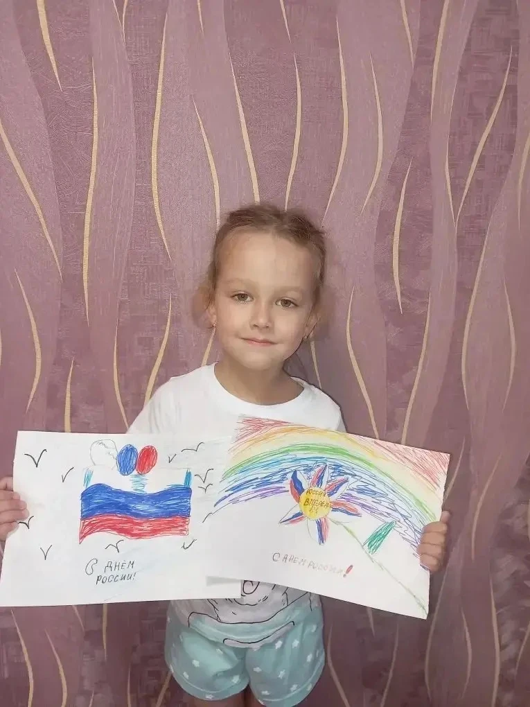 Воспитанницы старшей группы Воловикова Виктория и Гондарь Алиса приняли участие в акции «Рисуй, Росс