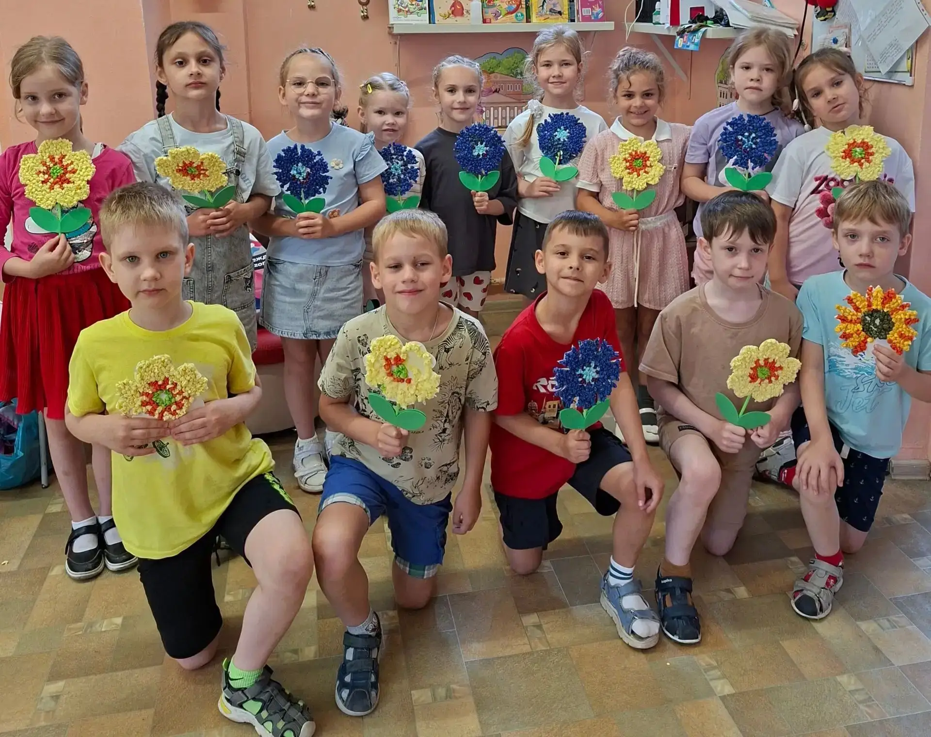 🌸 В группе «Вишенка» работа кипит полным ходом! 🌼

Сегодня у нас в гостях — само цветочное лето! М