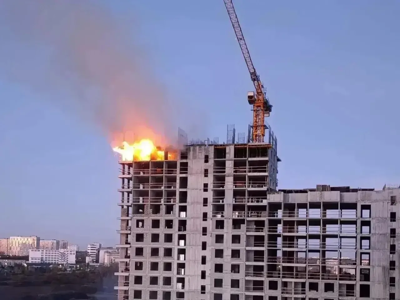 В Тюмени утром 30 сентября произошел пожар на строящемся объекте в районе ДОКа. Загорел...
