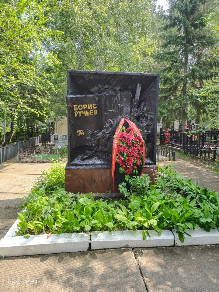 На мемориале магнитогорских поэтов,что на Правобережном кладбище, состоялся субботник. Сотрудники му