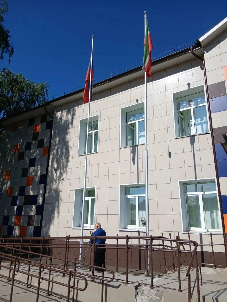 25 мая традиционное поднятие флагов РФ и РТ с Русланом Фоатовичем
