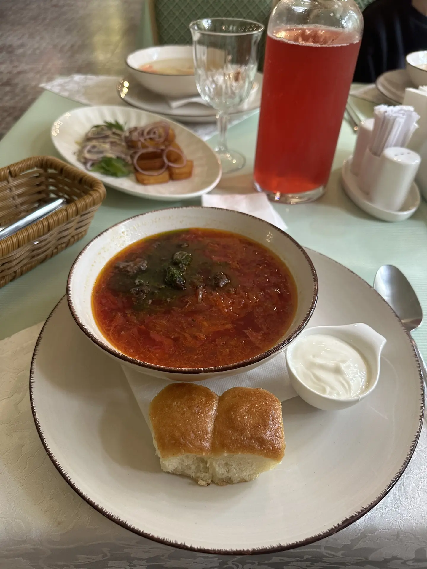 В такую погоду захотелось горяченького 👏 борщ с пампушками 😋
Всем, кто с нами ужинает приятного ап
