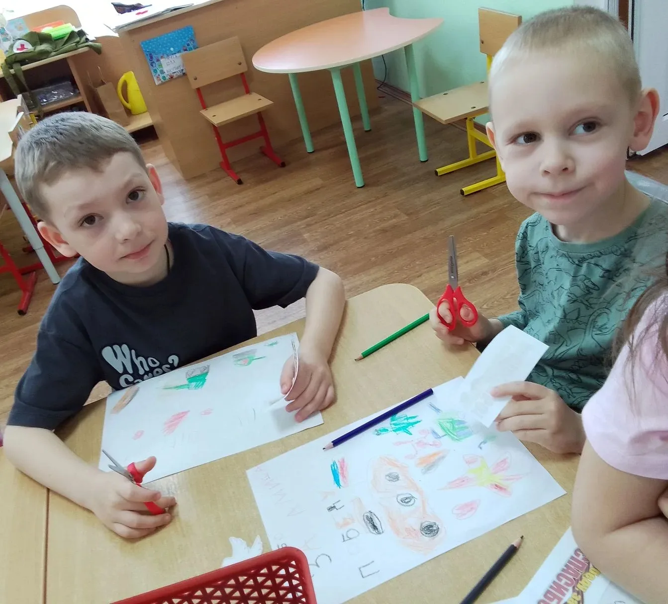 🖼️ Наши воспитанники создали уникальные письма-треугольники: внутри каждого — рисунок ...