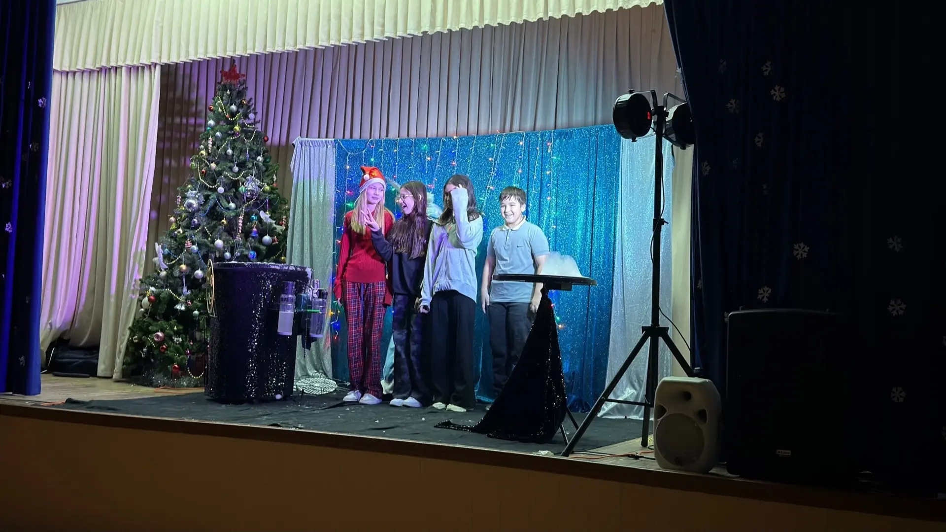 Новогодние праздники продолжаются🎄  Для наших 5-6 классов прошло волшебное новогоднее представление!