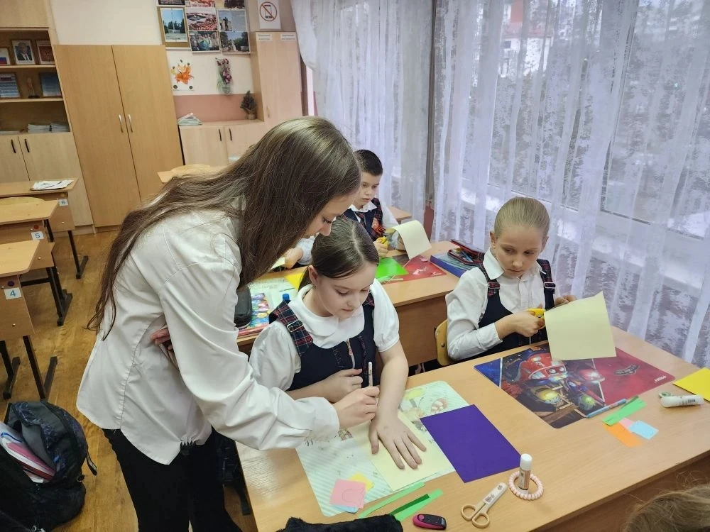 👋 Шестиклассники в гостях у малышей! Учащиеся 6А класса провели творческие мастер-классы для начальн