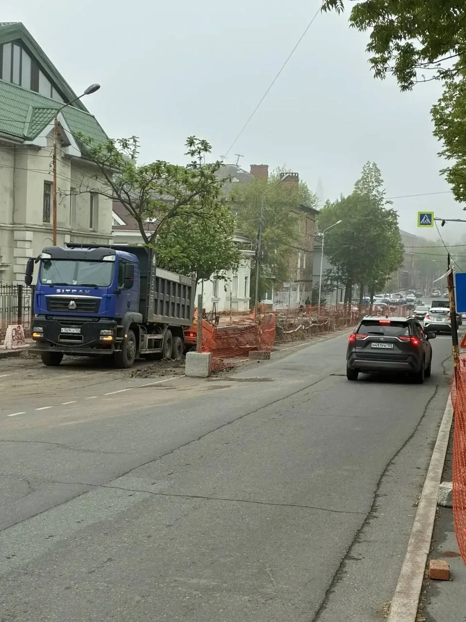 Большие сложности для пешеходов на Пушкинской во Владивостоке: школу и дома отрезали и перехода нет.