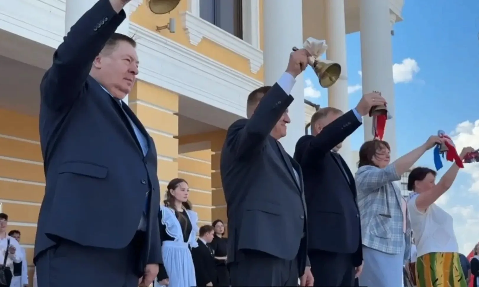 В ишимских школах прозвенели последние звонки.