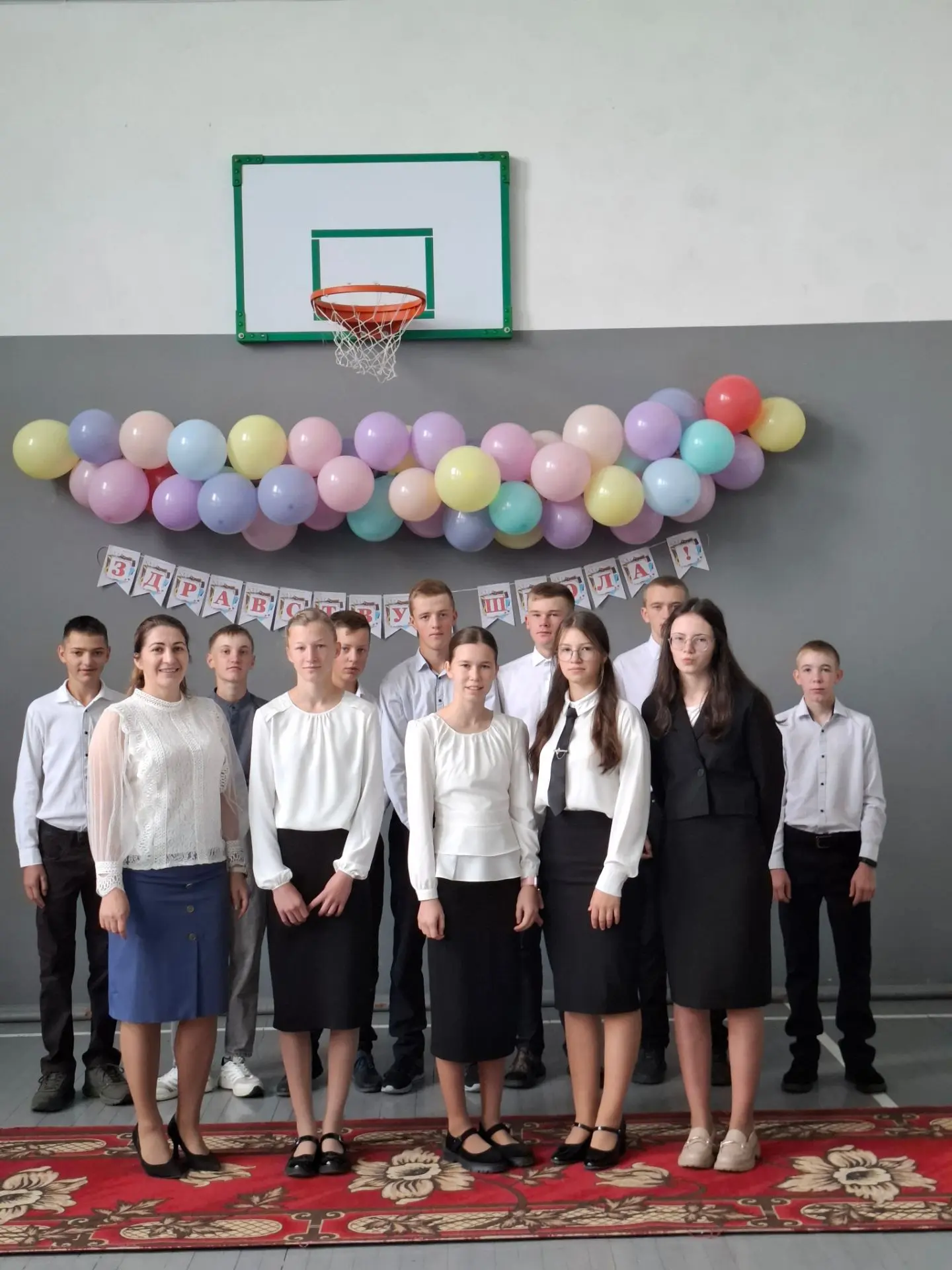 В России стартовал новый учебный год!🇷🇺 Сегодня школа снова наполнилась цветами💐 и  ...