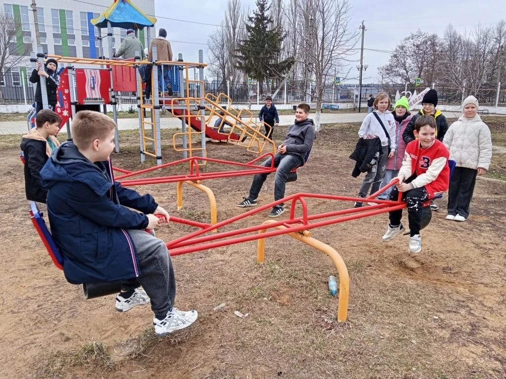 На весенних каникулах 4В отправился на прогулку в парк! Было очень весело и интересно. Ребята с вост