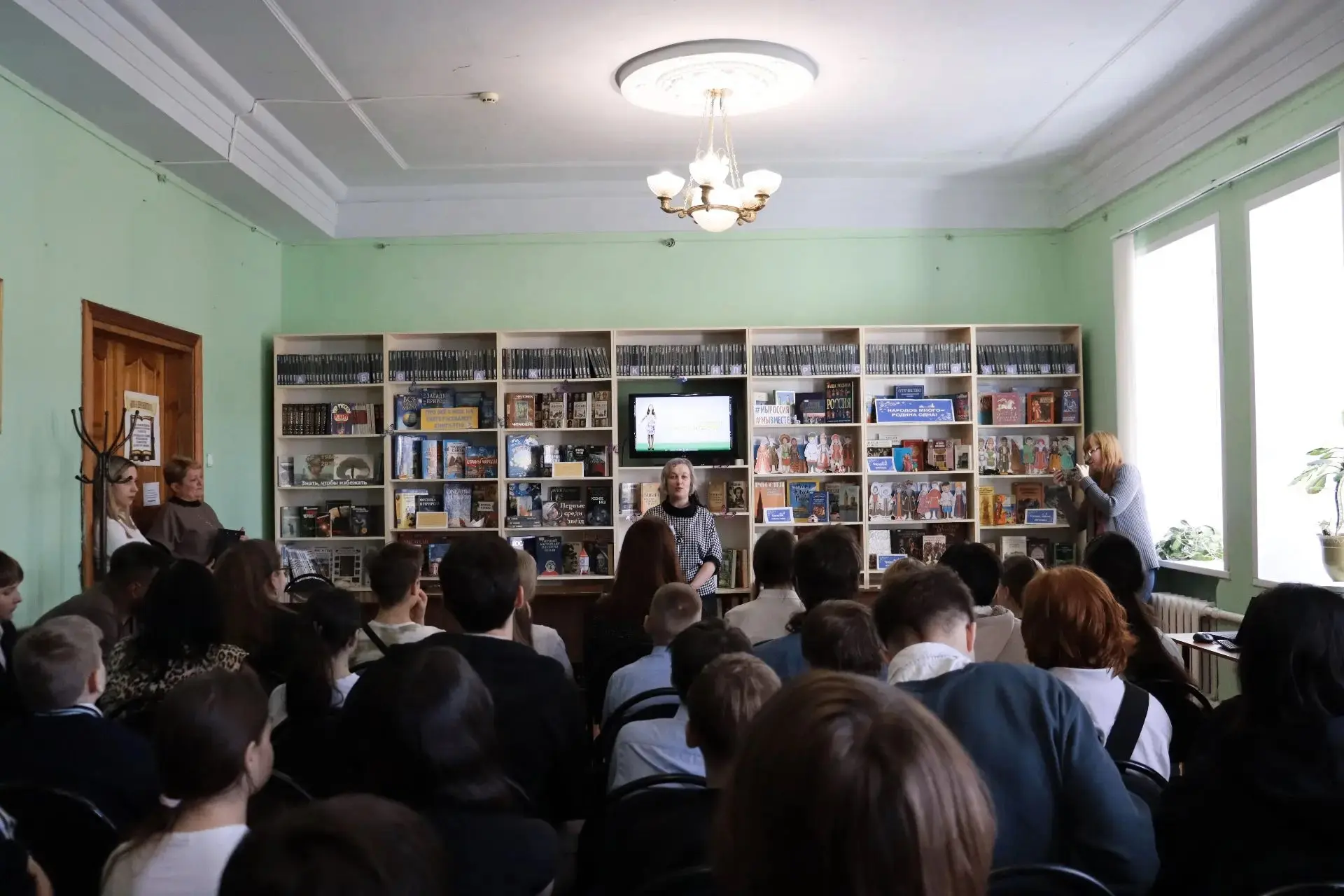 🙋Участники проекта "Путь к новому Я" в апреле познакомились с театром   Своё закулисье приоткрыл ДК 