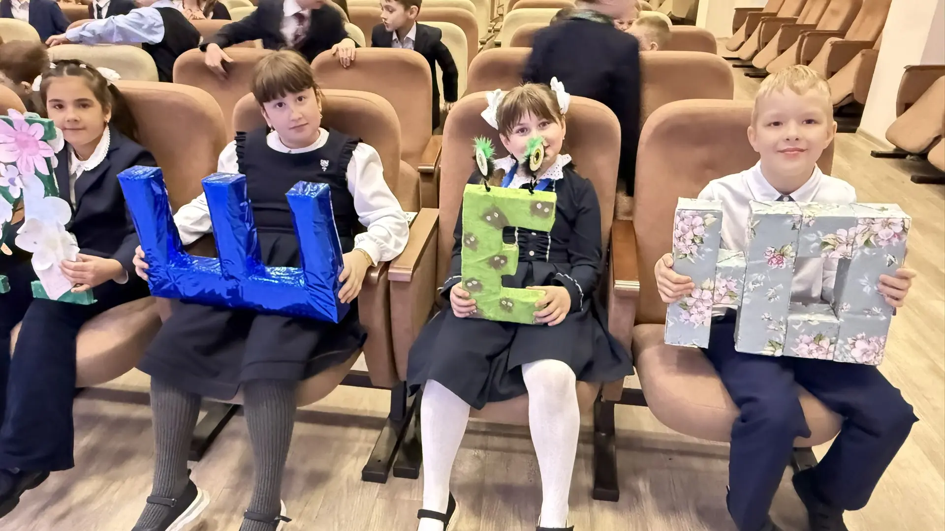Прощание с Азбукой 📚🌟  Сегодня на Поэтическом бульваре состоялся праздник для 1 классов «Прощание с 