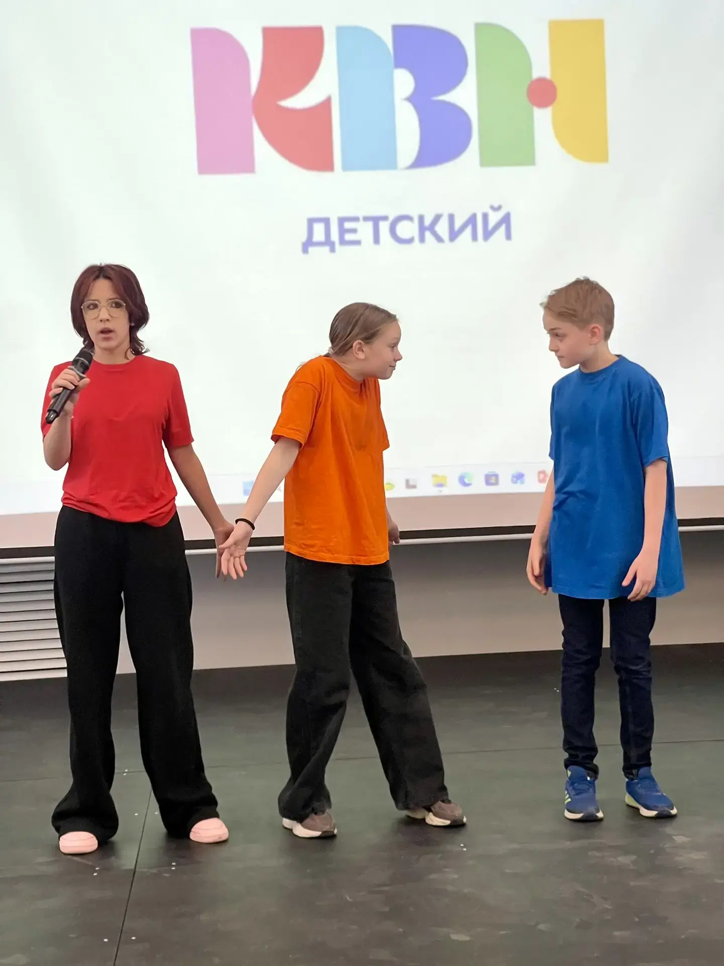 🎭 Гран-при на фестивале «Детский КВН ЗАО»! 🏆😂  💥Для учеников нашей школы каникулы вместе с советнико