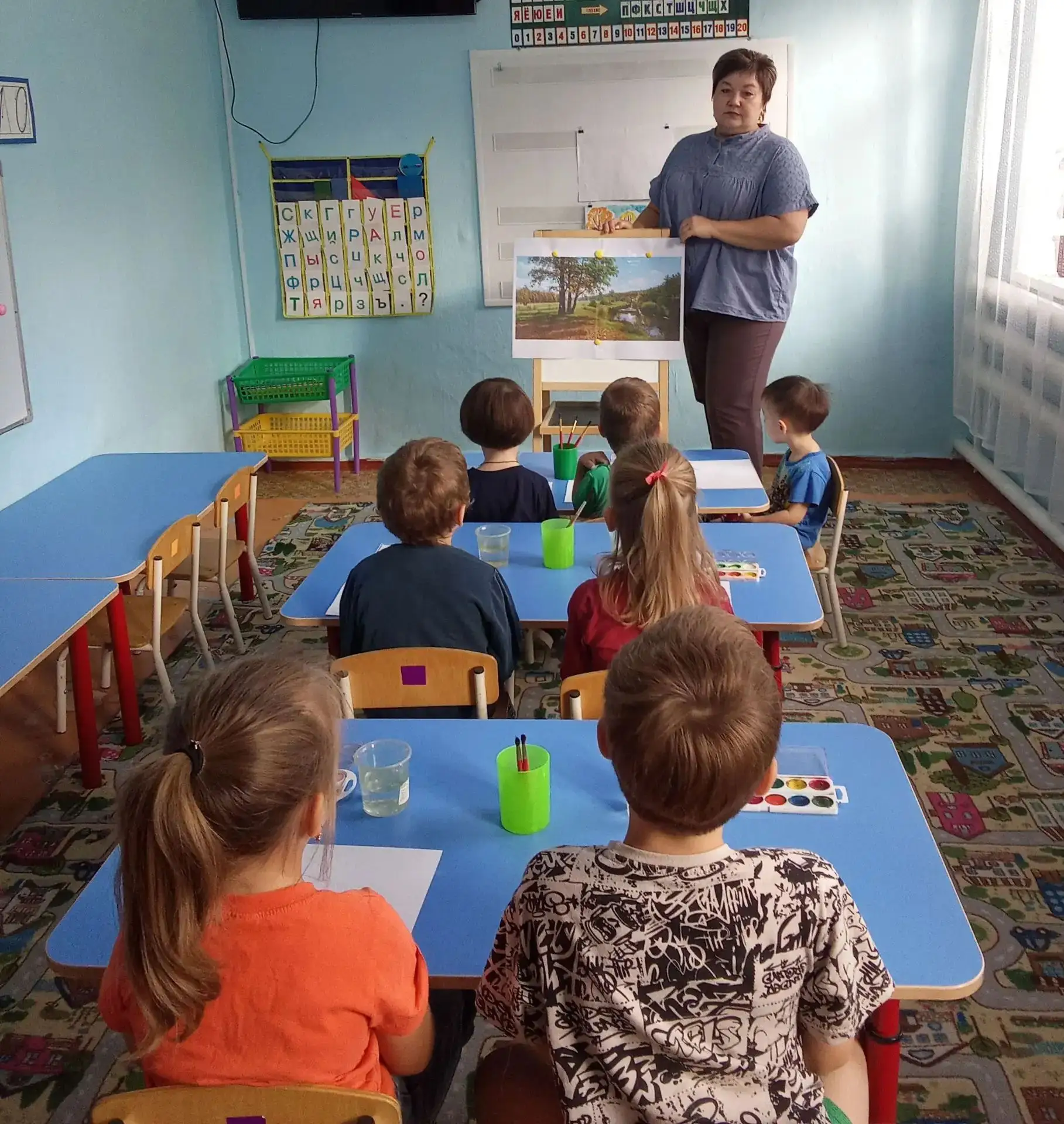 Вновь невидимою кистью