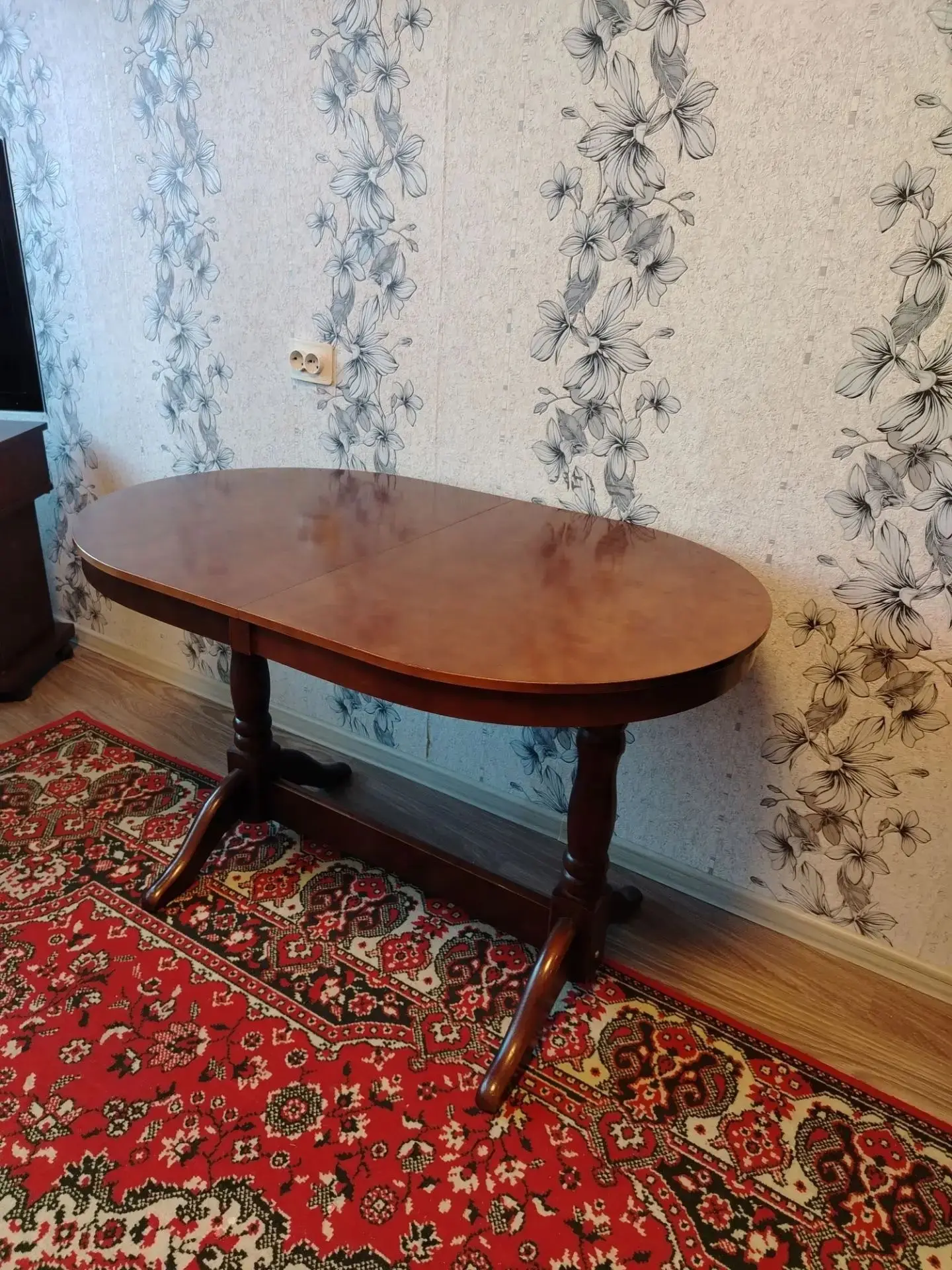 В связи с переездом продаётся стол. Цена договорная. 89619102844. Только звонить. Я не ...