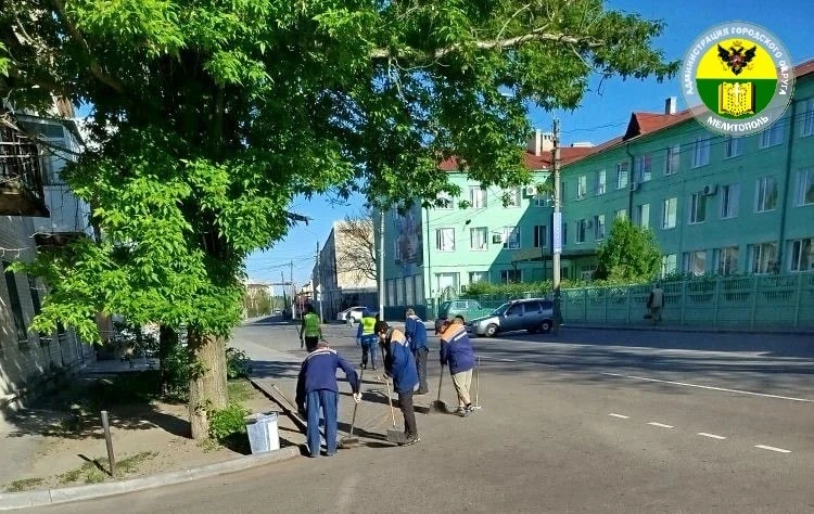 В Мелитополе продолжается благоустройство улиц  Сотрудники МКУ «Благоустройство» собрали скошенную т