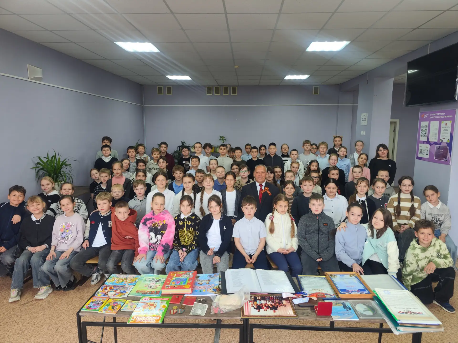 Сегодня, 30 апреля, в нашей школе царила особенная атмосфера - к нам снова приехал волгоградский поэ