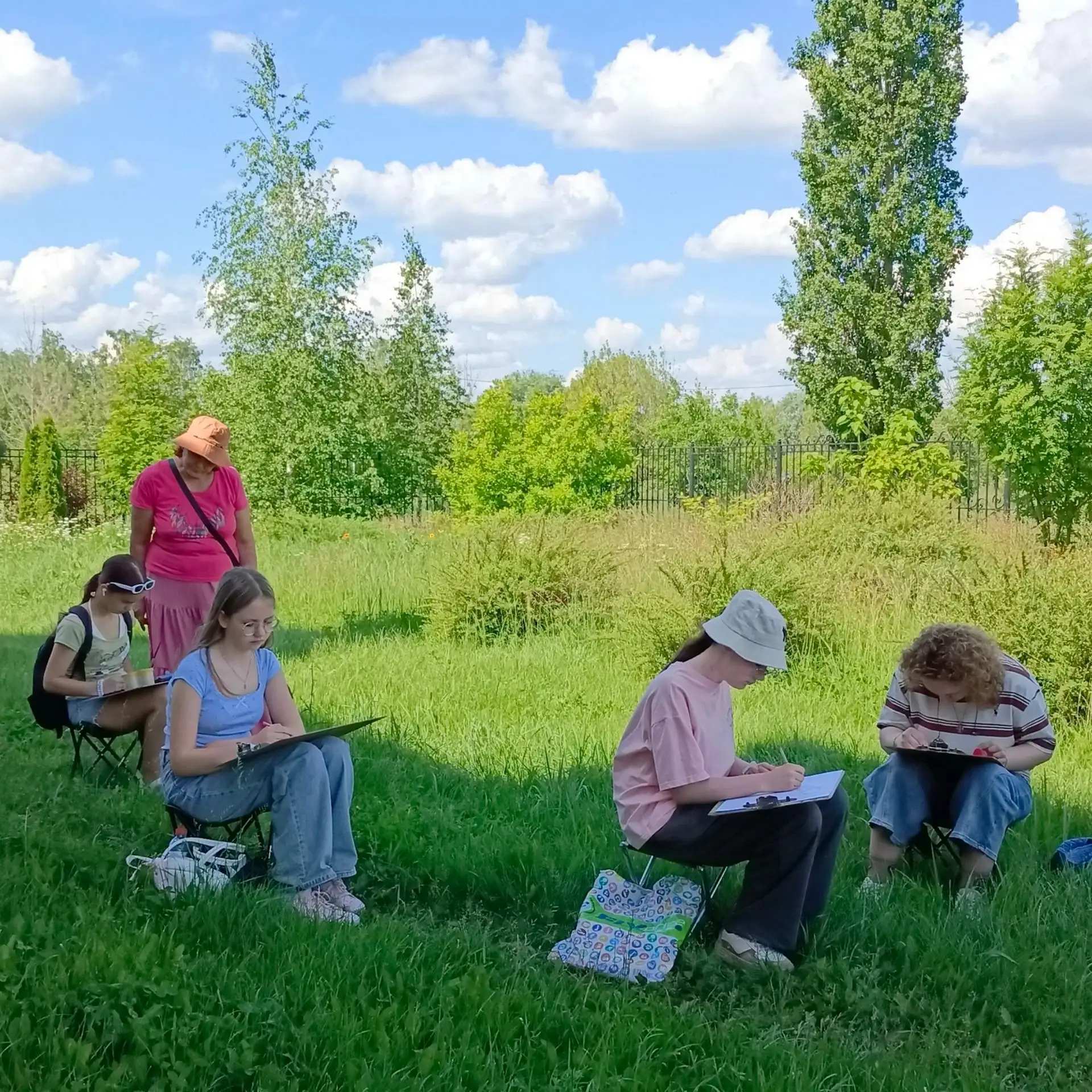 В начале лета в нашей школе начинается увлекательный период пленэрной практики.
В это время учащиеся
