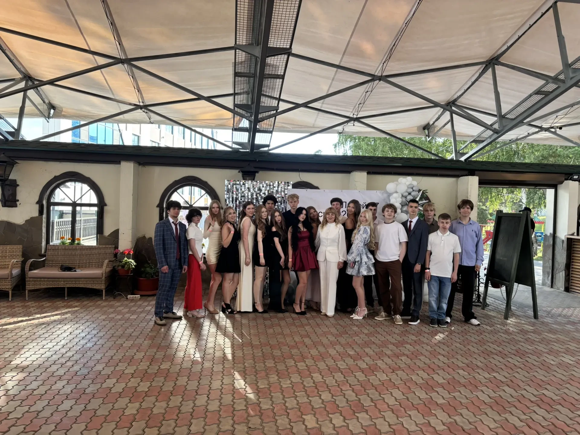 🥳 Наш выпускной удался на все 100%!

Вечер выдался просто волшебным: нарядные платья, искренние улы