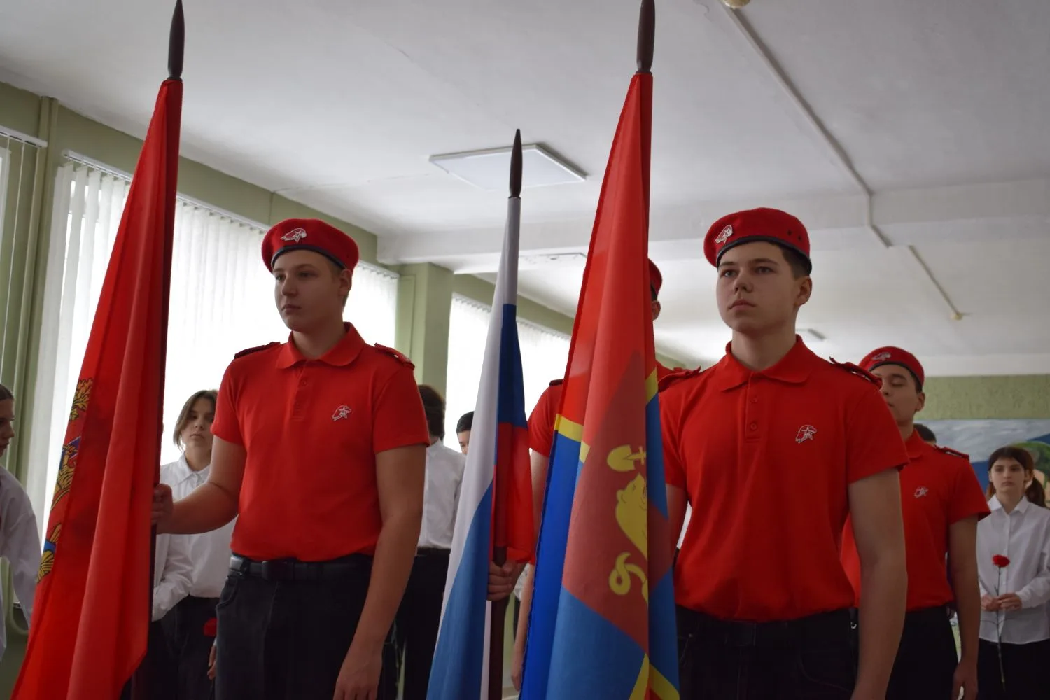 📚🇷🇺 В нашей школе появилась Парта Героя   В МАОУ СШ №93 торжественно открыта Парта Героя, посвящённа