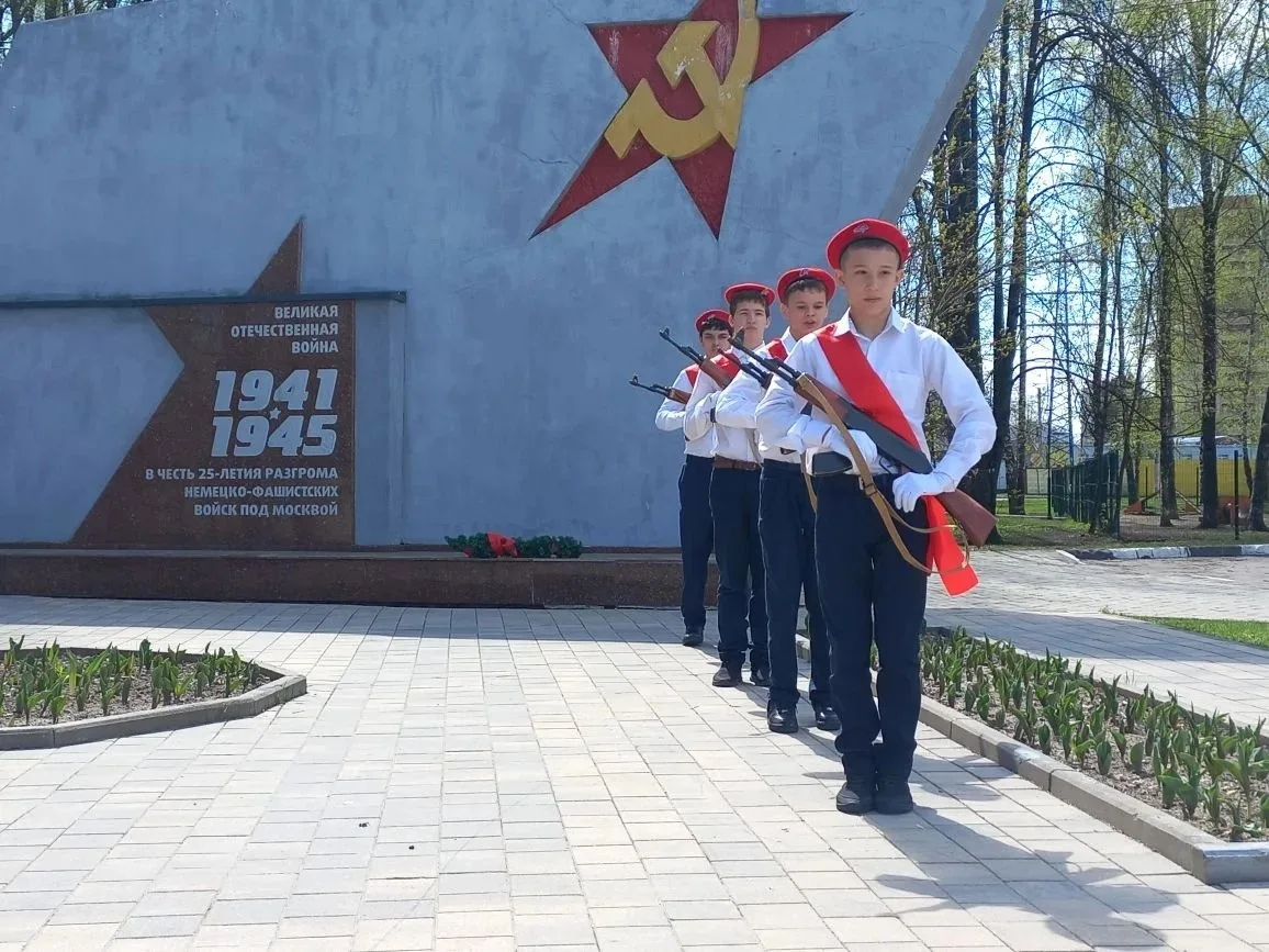 🪖 Торжественная «Вахта памяти» у обелиска «Знамя»  4 мая учащиеся школы № 2 приняли участие в торжес
