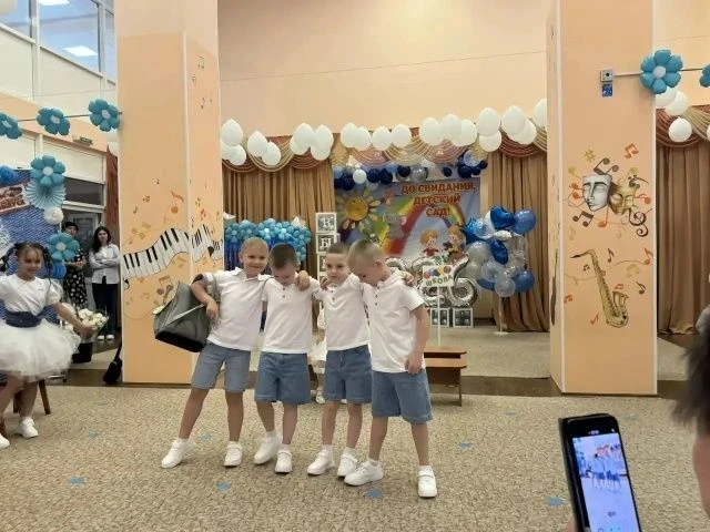 Проводили в школу выпускников!