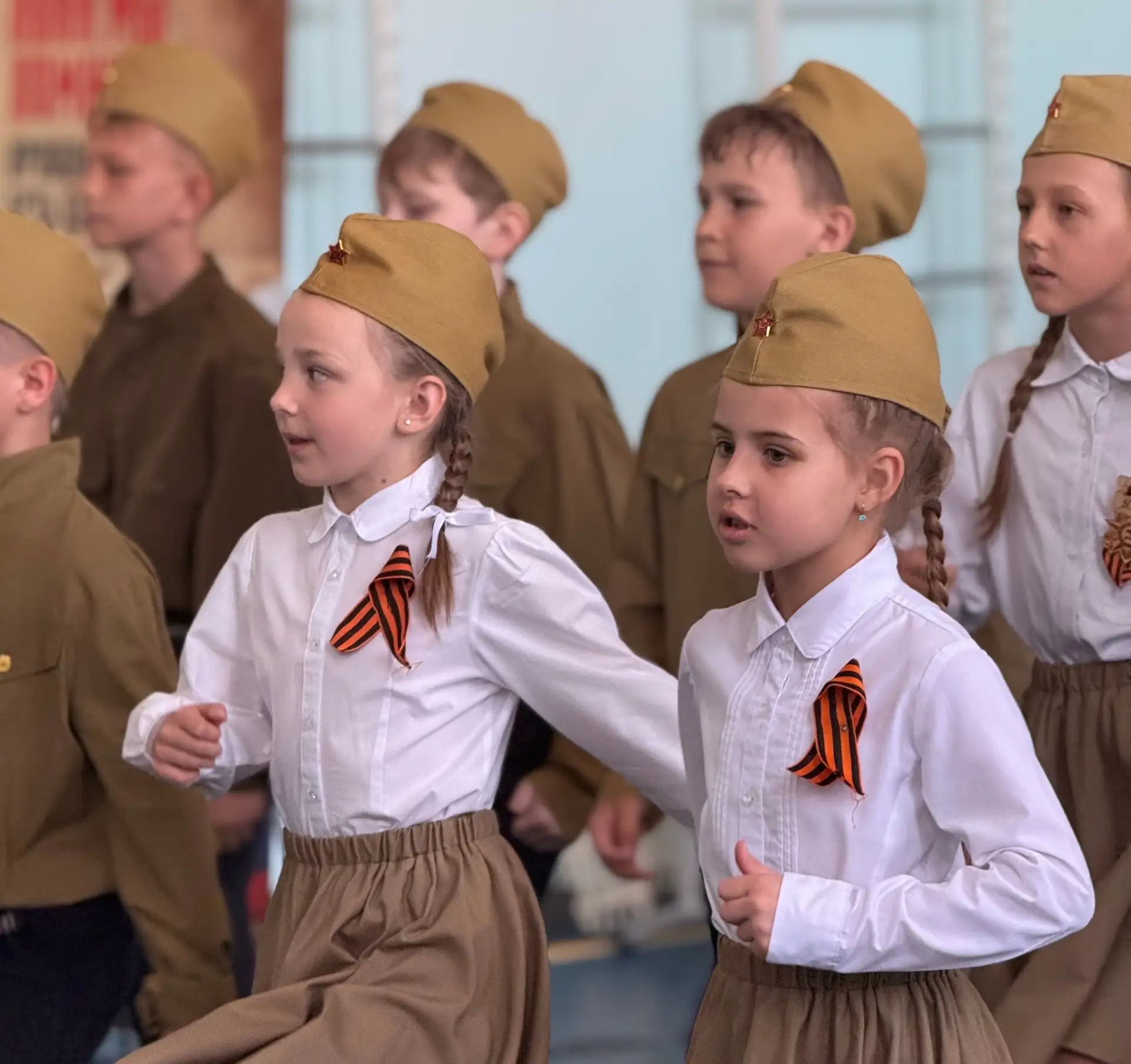 В Корсаковском округе готовятся к Дню Победы 🎗️  На центральной площади города уже смонтирована сцен