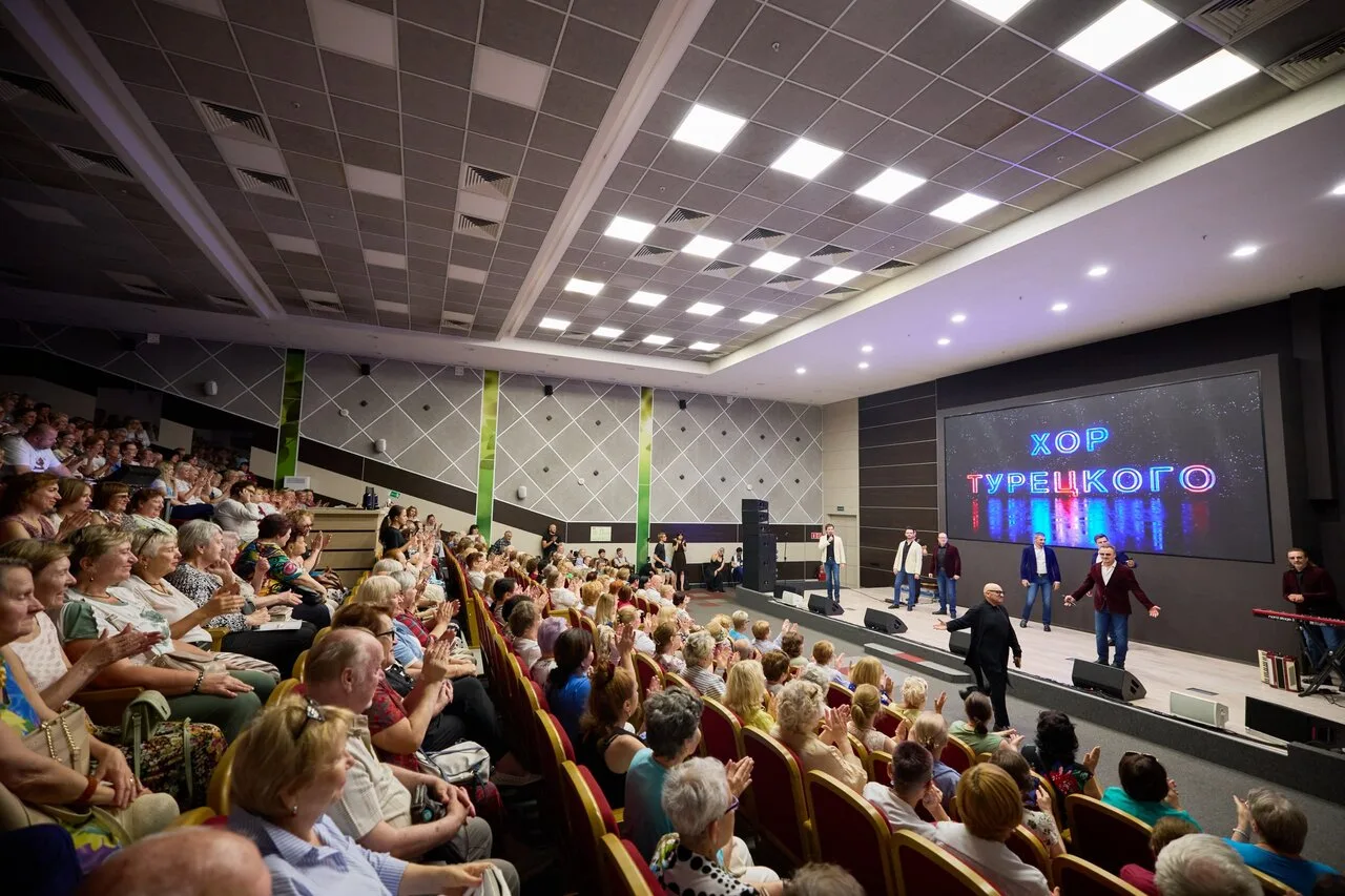 В 15-й больнице имени Филатова перед пациентами и сотрудниками выступил «Хор Турецкого»...