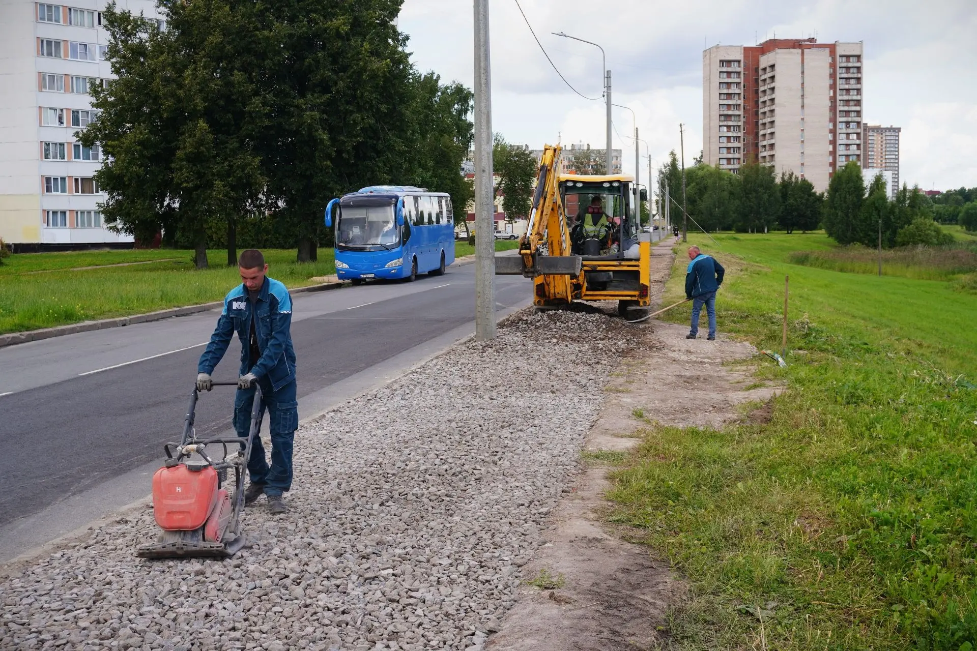 Выполняем ремонт верхнего слоя транзитной набивной дорожки в сквере вдоль реки Ивановки...