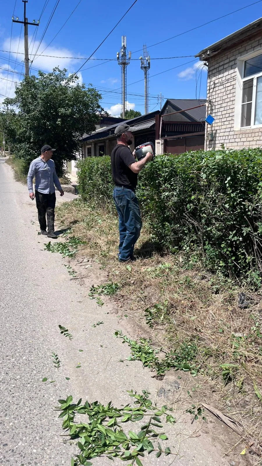 📍Санитарная обрезка на улице Хизроева!

✂️Сотрудники МБУ «Благоустройство» проводят работы по санит