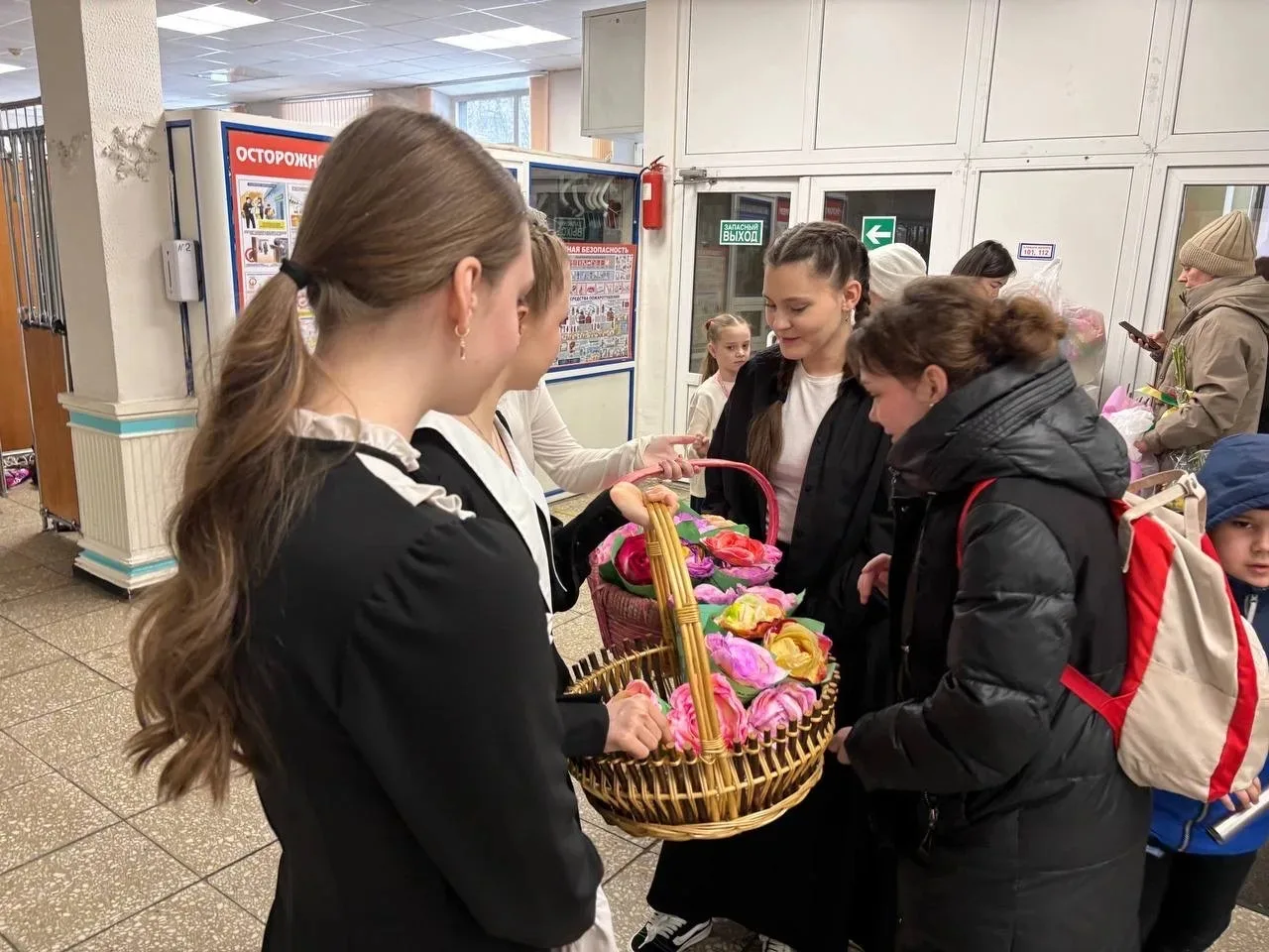 🌸 Активисты Движения Первых и волонтёры отряда «РИТМ» подарили учителям праздник!🌷  На этой неделе н