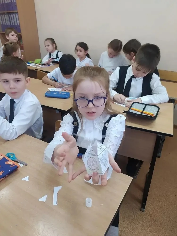 СКОРОСТЬ - ЭТО НЕ ГЛАВНОЕ!!!   Сегодня ЮИДовцы провели с 1 классами мастер-класс по созданию домиков