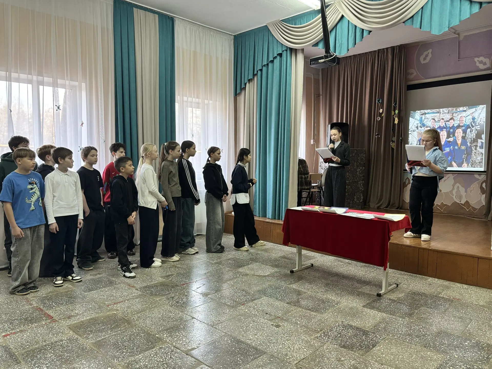 Сегодняшнее утро в нашей школе началось с линейки, посвящённой сразу двум важным датам:...