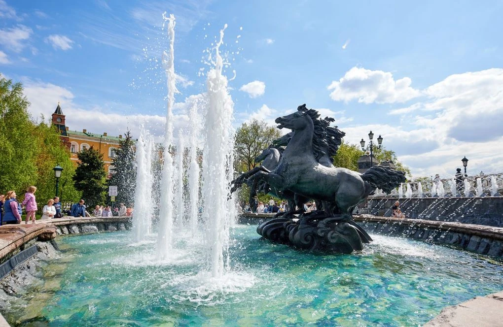 ⛲Открыт сезон! Наша подборка самых красивых и необычных фонтанов города  Брызги, преломляющие солнеч