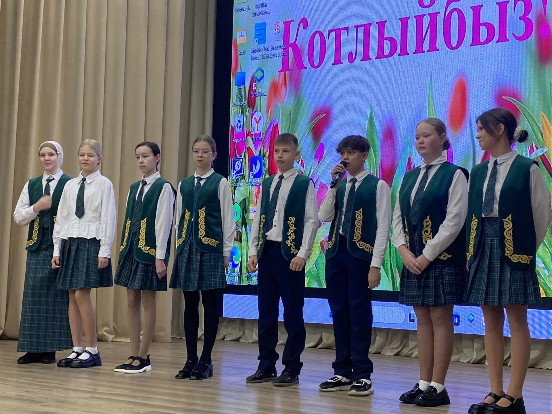 Выступление продолжили 7д и поздравили всех учителей с профессиональным праздником! 🌸🌸🌸