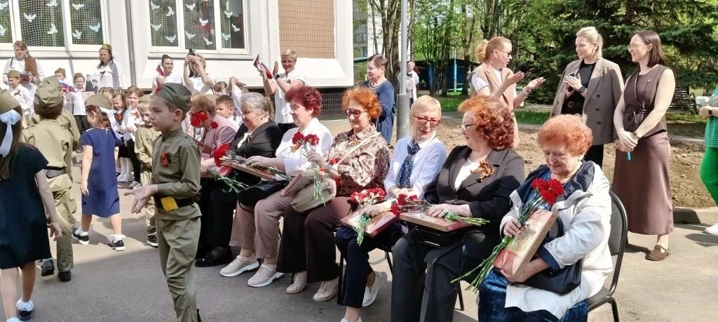 🕯️ Ветераны, дети, родители: вместе в День Победы  В гостях у дошколят — ветераны педагогического тр