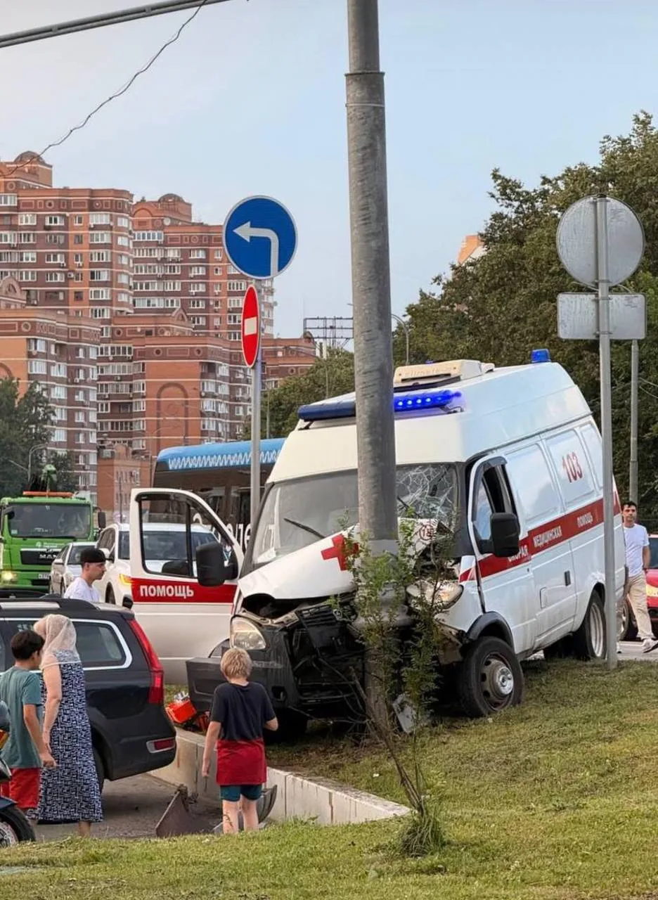 ❗Дикое ЧП у соседей. Карета скорой помощи врезалась в столб на Большой Академической.
