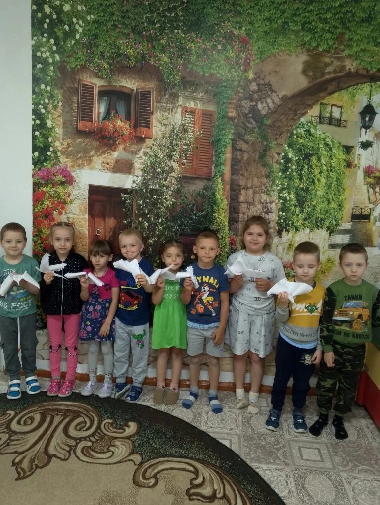 Оригами.
 🤗Сегодня дети старшего возраста складывали из бумаги в технике оригами белого лебедя.

 �
