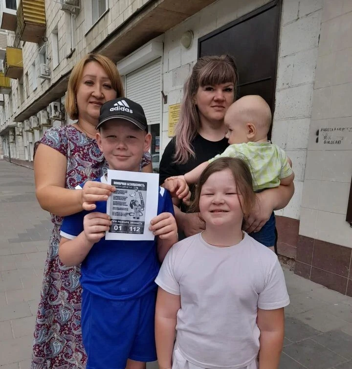 Забота и безопасность: социальные няни вручили родителям листовки о пожарной безопасности