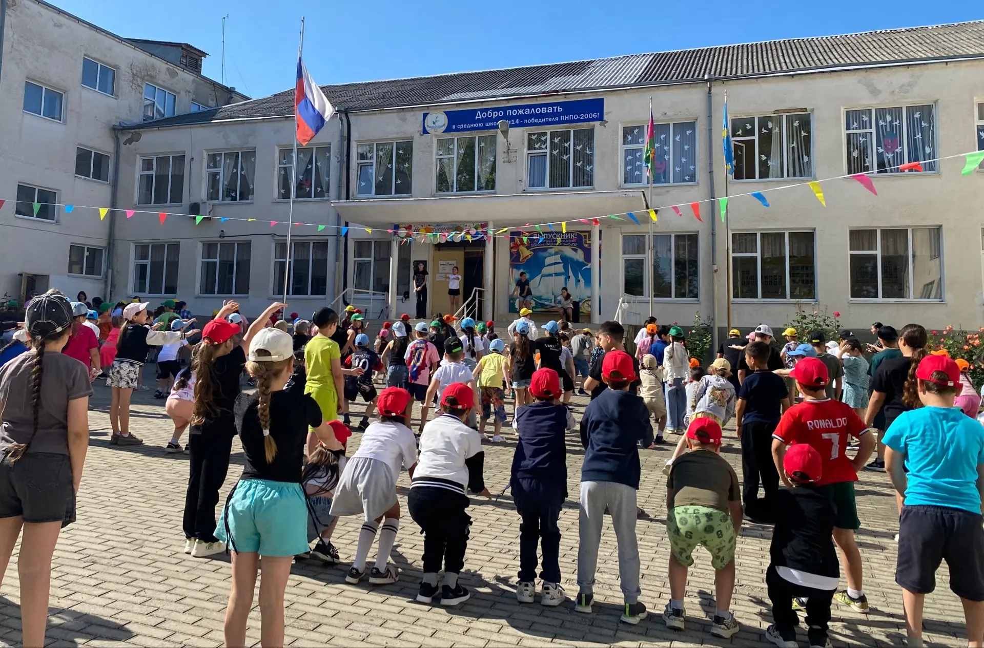 ☀️Утро в лагере дневного пребывания «Волшебная планета» 🏕️ началось с линейки и весёло...