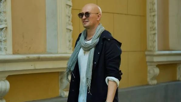 В "Не по-детски" Сергей Безруков играет Дмитрия Нагиева. Формально, конечно, не Нагиева...