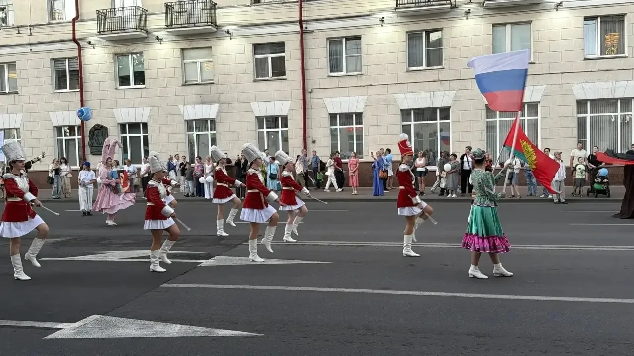 Улицы праздничного Витебска превратились в сплошную реку творчества и красок! В рамках ...