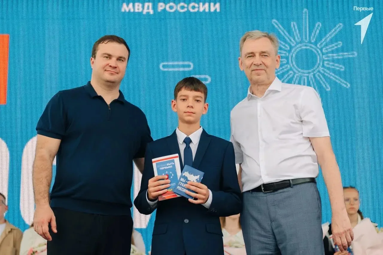 🇷🇺Первый паспорт с главой региона в День России!

Вчера, 12 июня, прошла торжественная церемония в