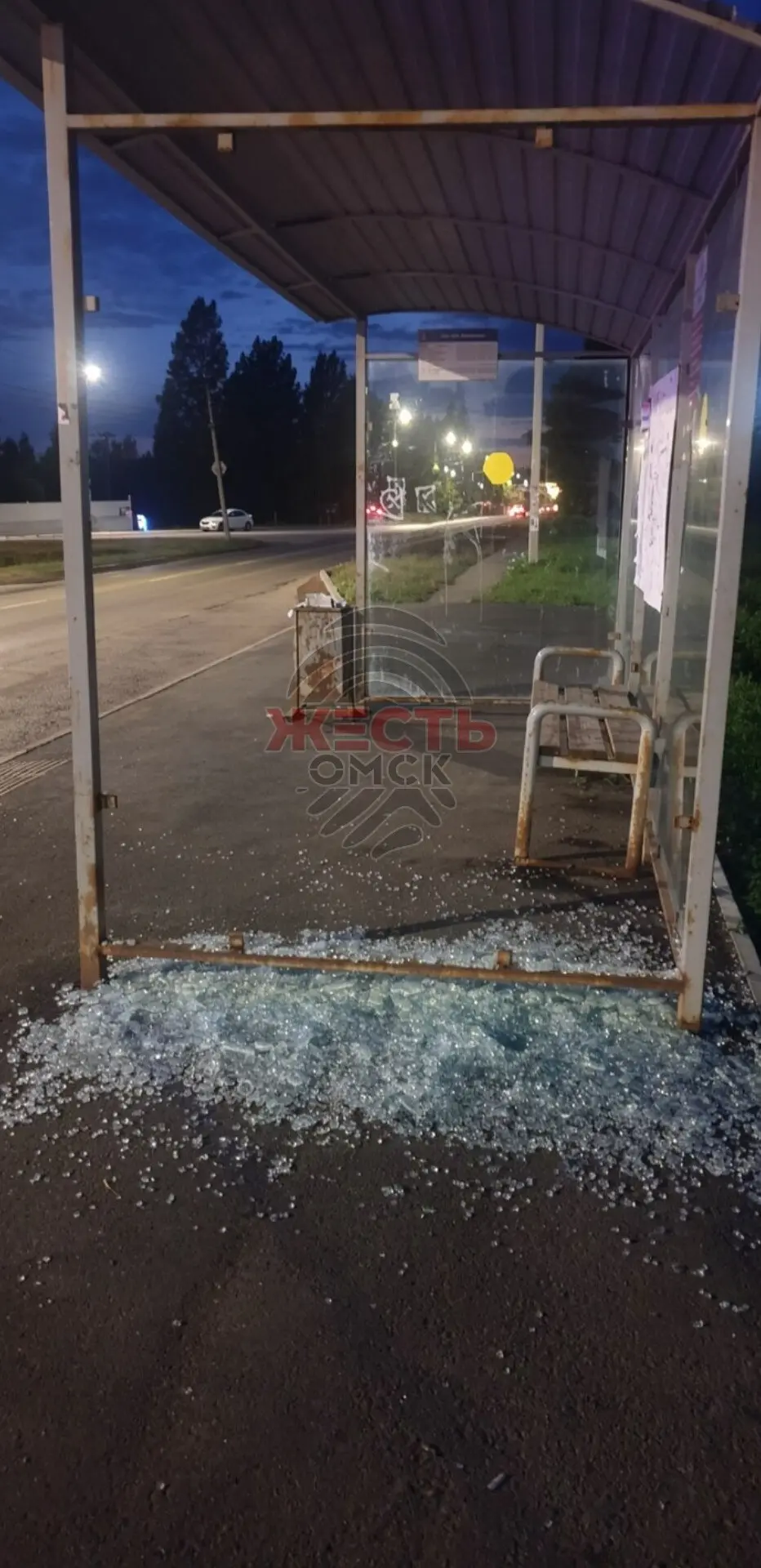 😡Очередная остановка в Омске пострадала от рук вандалов.

В это раз неизвестные разбили стекло на о