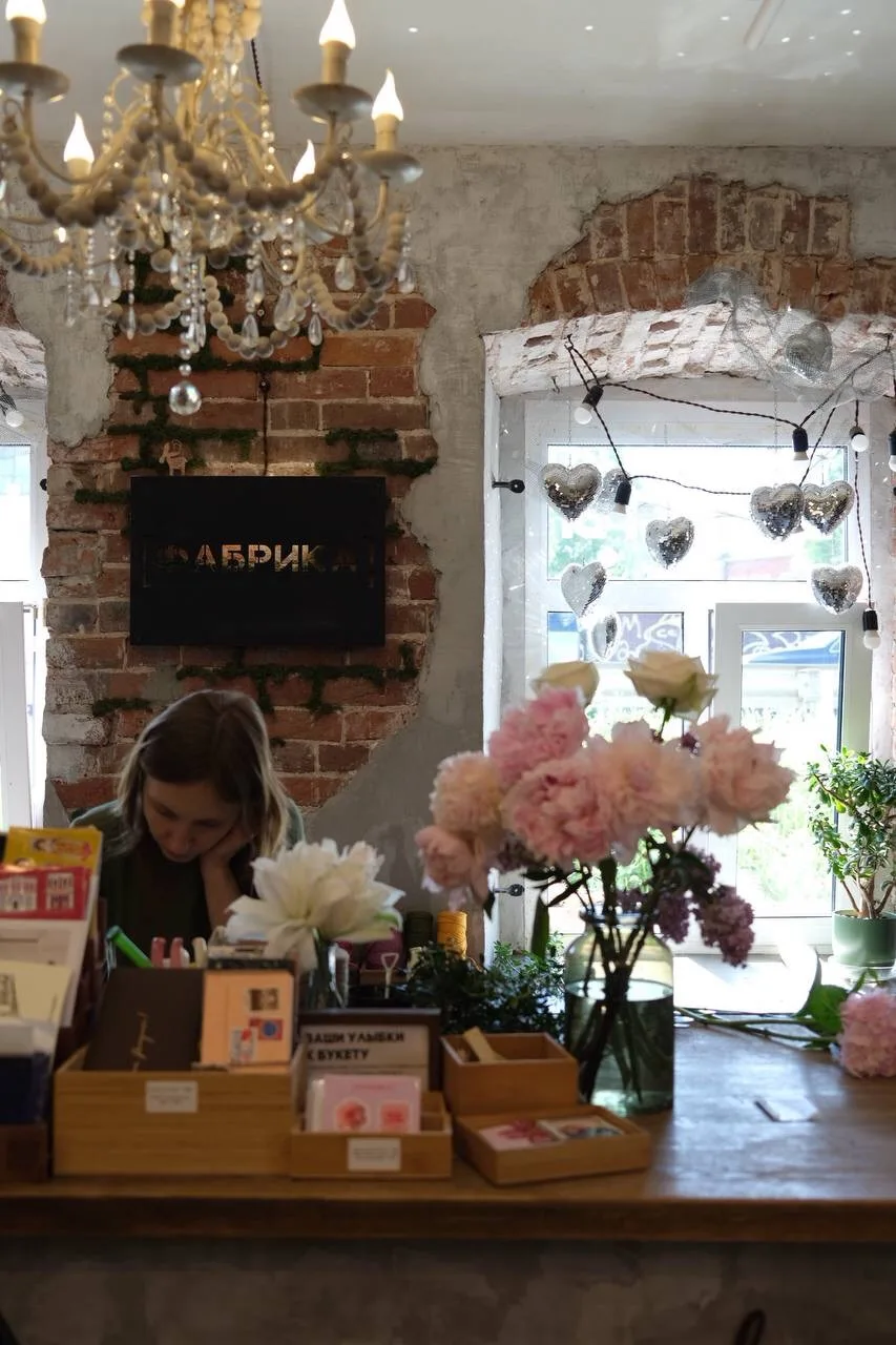 Солнечная цветочная суббота на фабричке 🌸