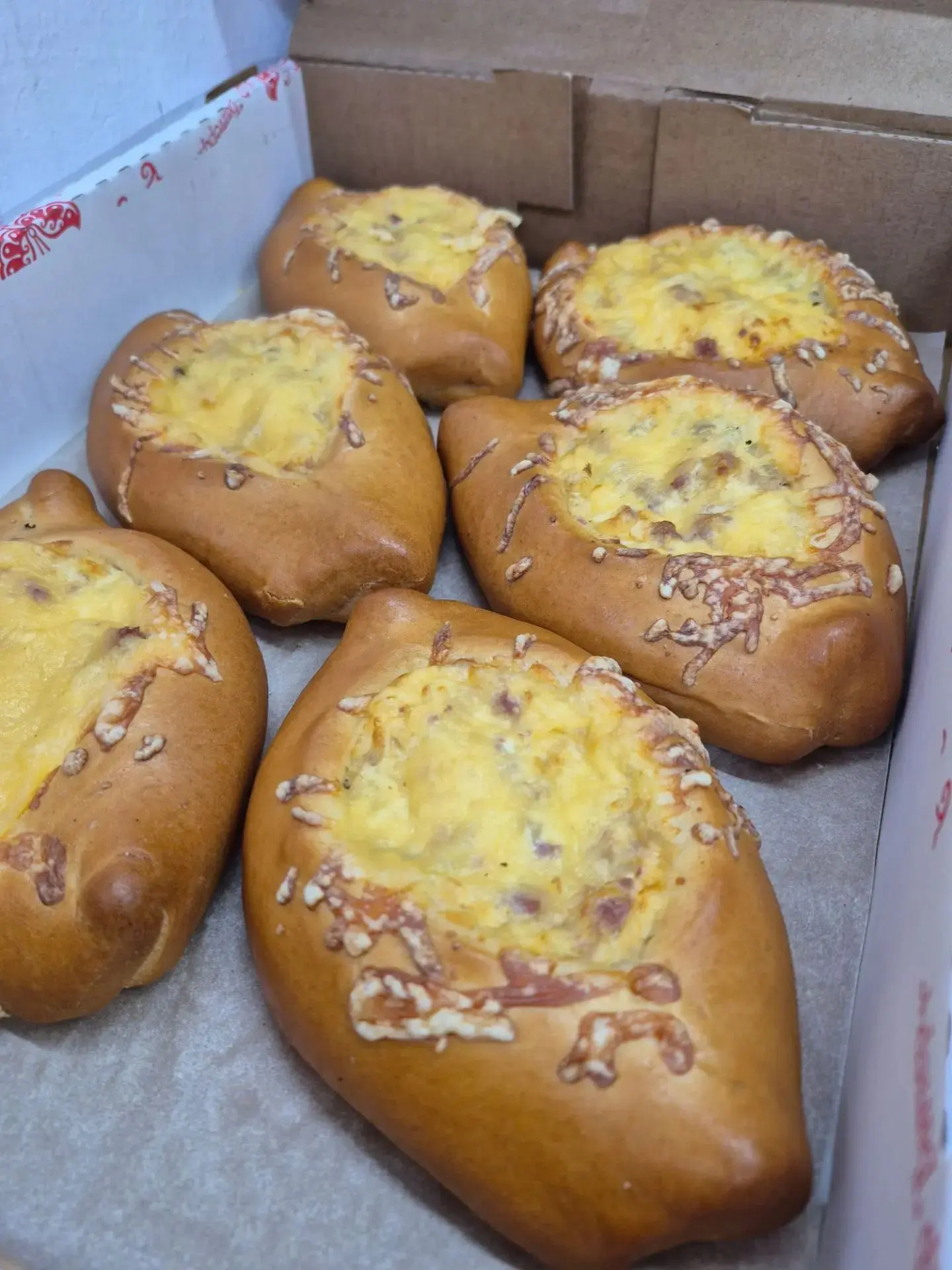 В Трям на ЧР привоз вкусных лодочек с сыром и колбасой!