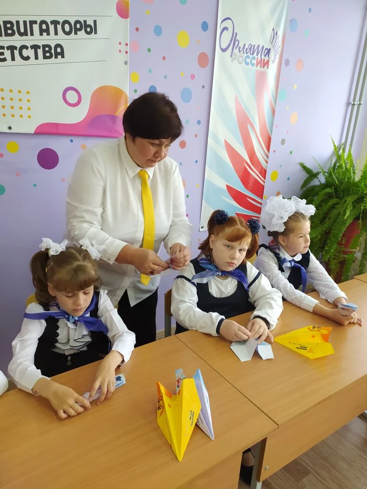 ✈️ «Самолётик будущего»: наши первоклассники поздравили выпускников! 

   💫 Сегодня в нашей школе п