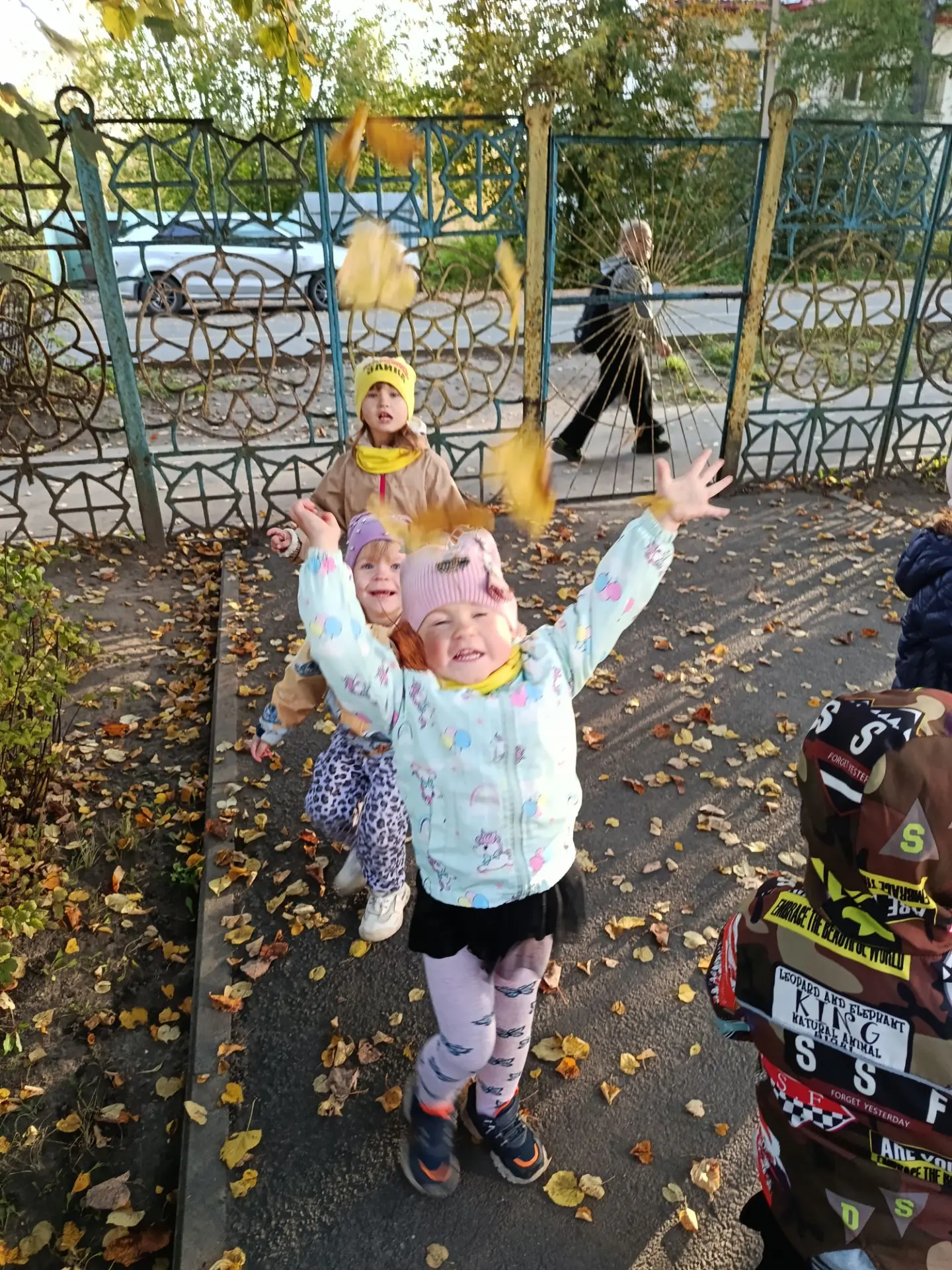 Кто сказал, что салют бывает только в небе? У нас он — под ногами! 🍂✨